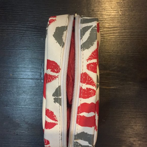 🖤 BUNDLE 3 for $15 🖤 OR $8 EACH ★    Lips Cosmetic MakeUp Bag NWOT - Picture 2 of 6
